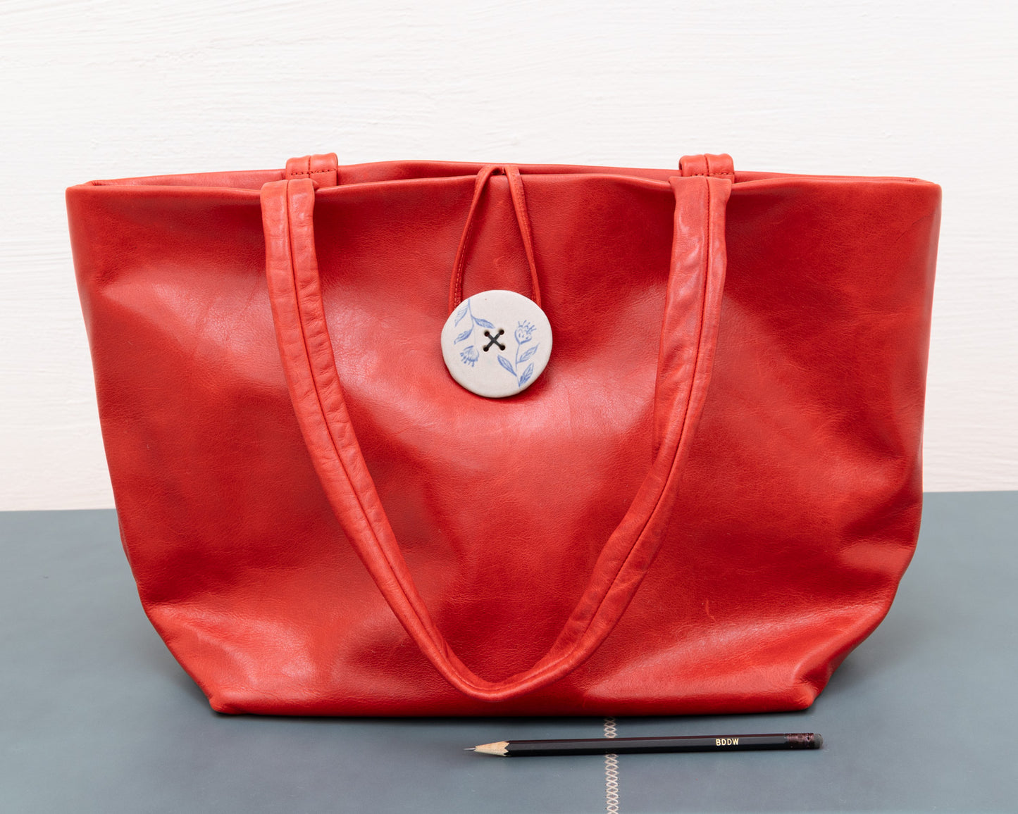 LEATHER PURSE WITH CERAMIC BUTTON (ED. 2/7)