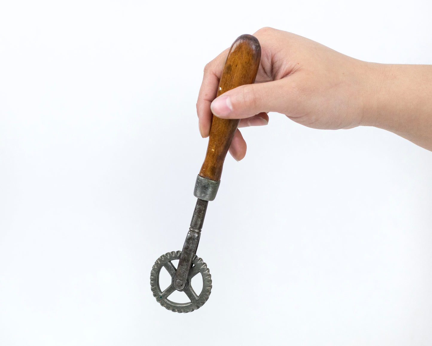 VINTAGE METAL JAGGING WHEEL
