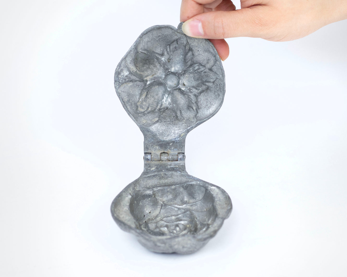 VINTAGE EPPELSHEIMER & CO. PEWTER FLOWER MOLD