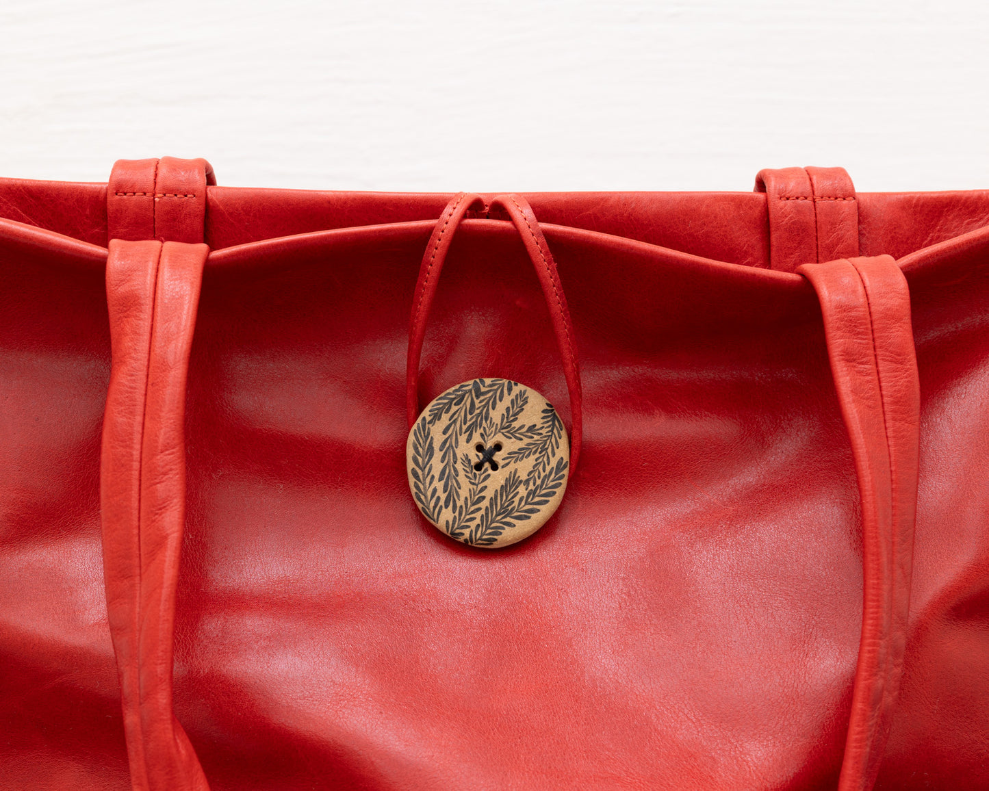 LEATHER PURSE WITH CERAMIC BUTTON (ED. 1/7)
