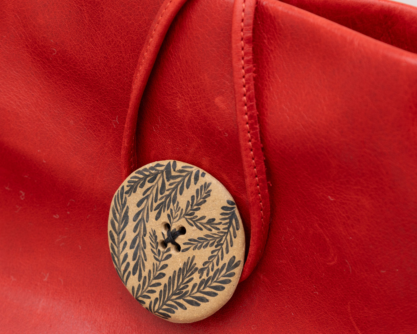 LEATHER PURSE WITH CERAMIC BUTTON (ED. 1/7)