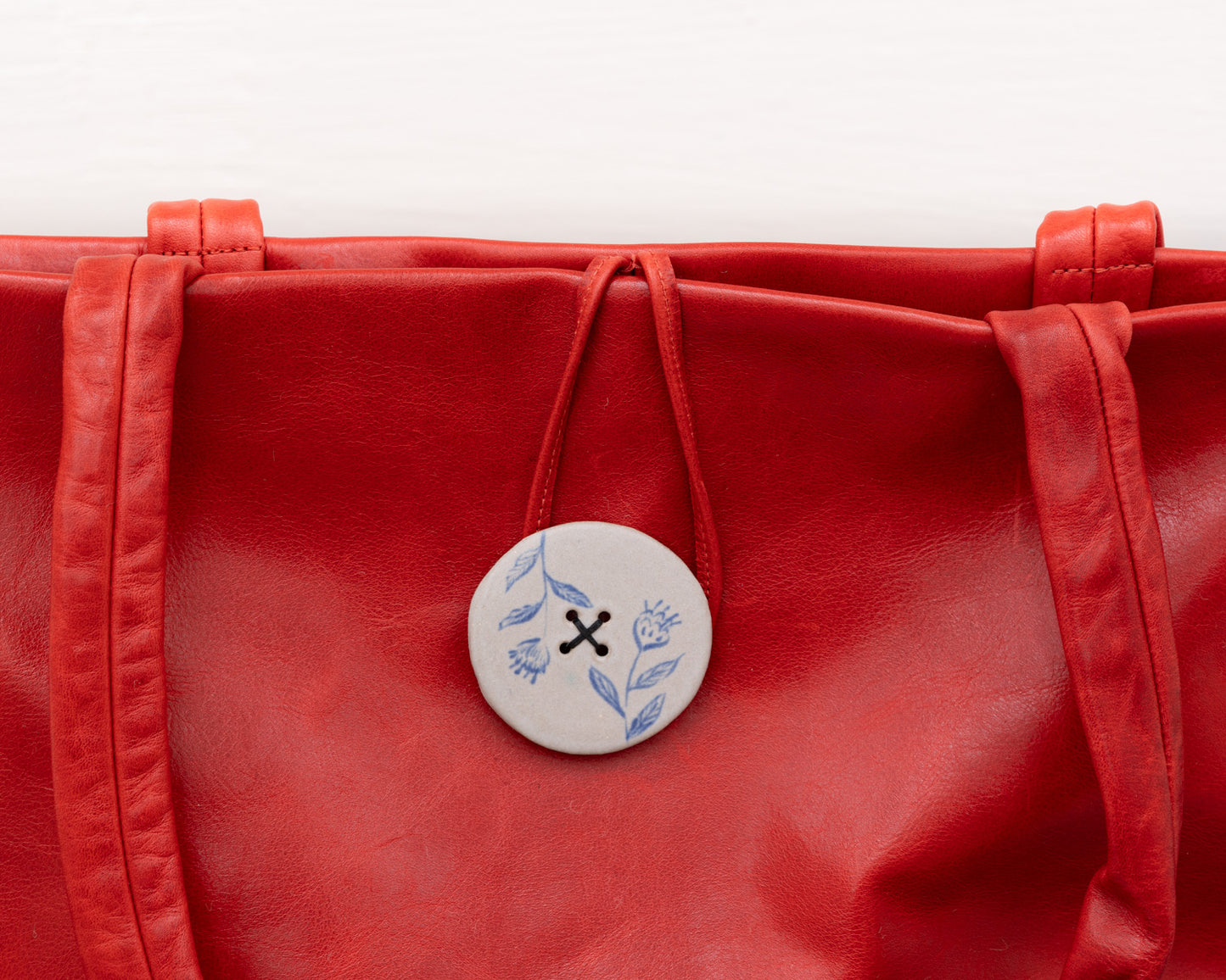 LEATHER PURSE WITH CERAMIC BUTTON (ED. 2/7)