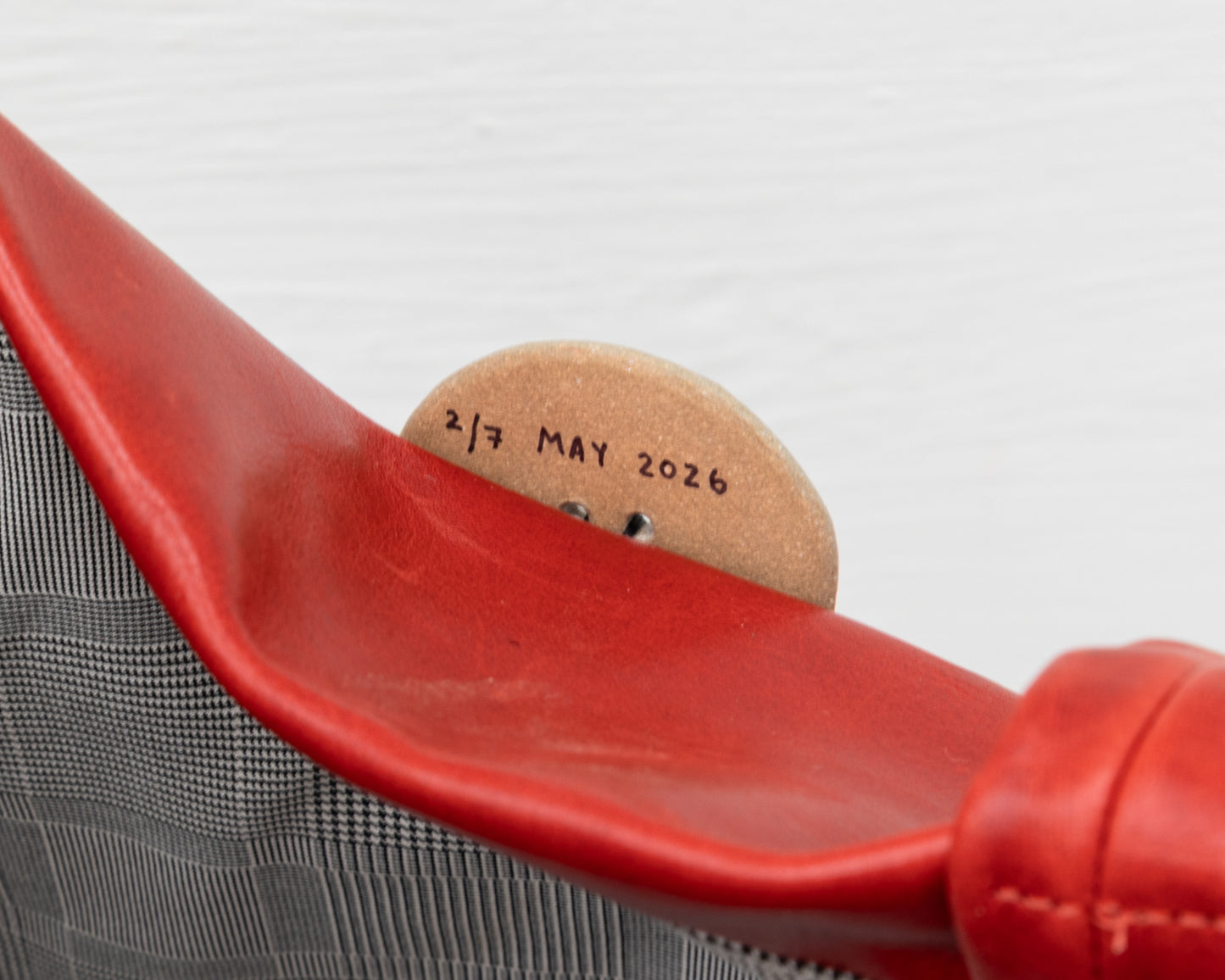 LEATHER PURSE WITH CERAMIC BUTTON (ED. 2/7)