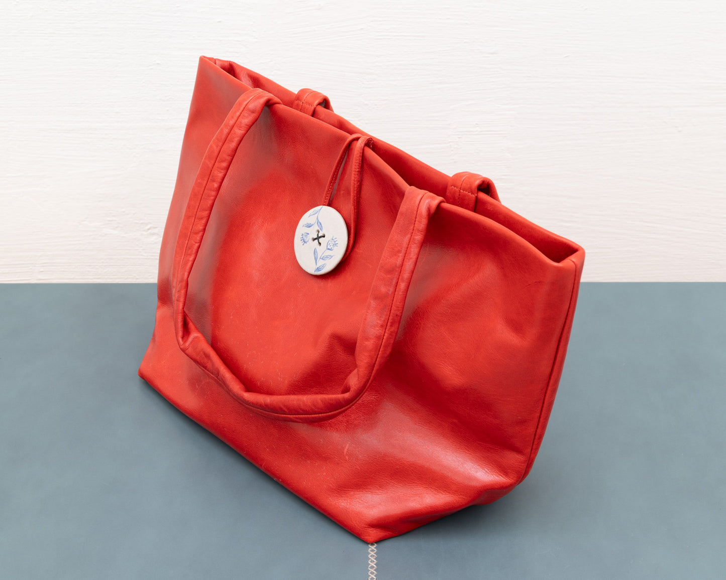 LEATHER PURSE WITH CERAMIC BUTTON (ED. 2/7)