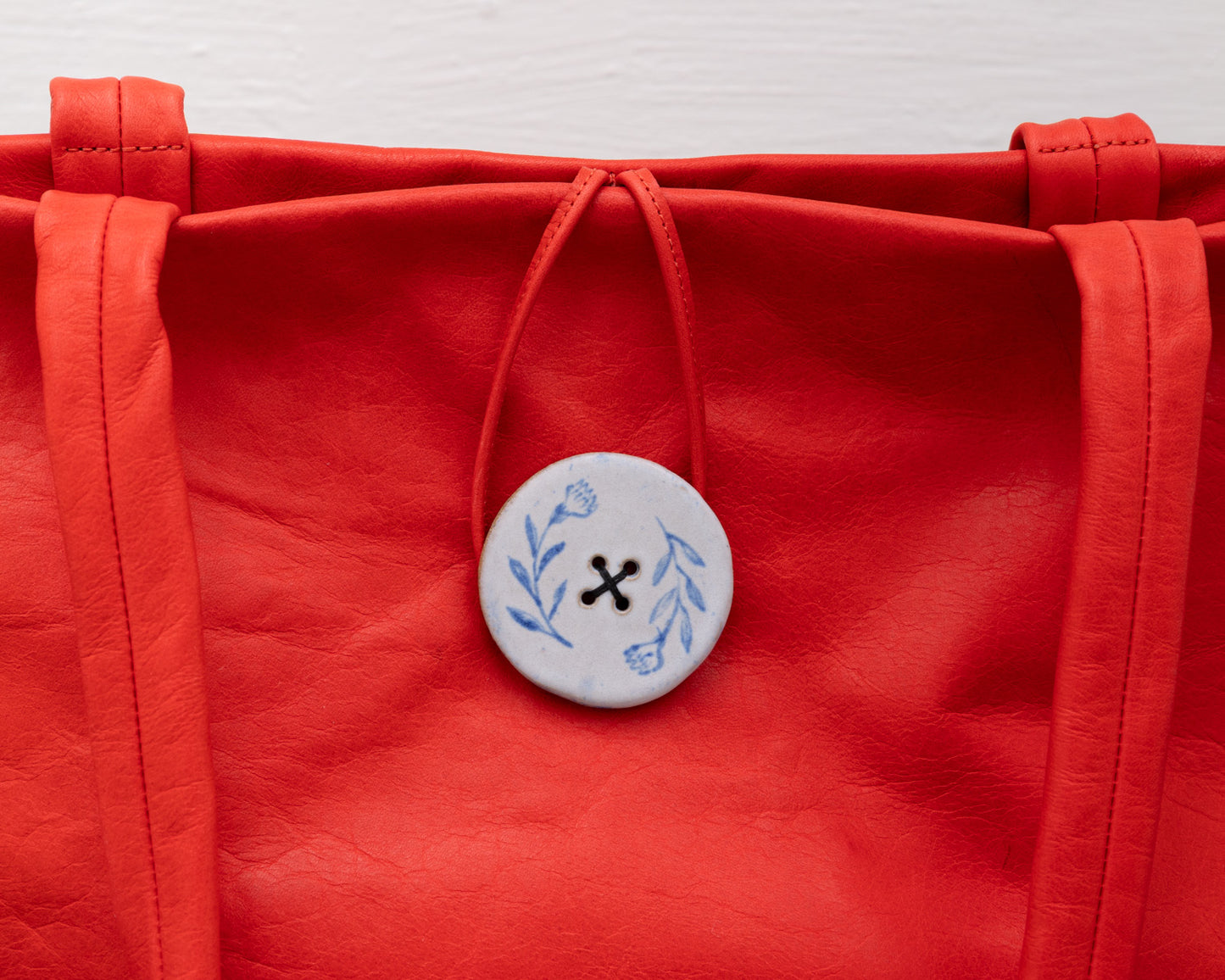 LEATHER PURSE WITH CERAMIC BUTTON (ED. 3/7)