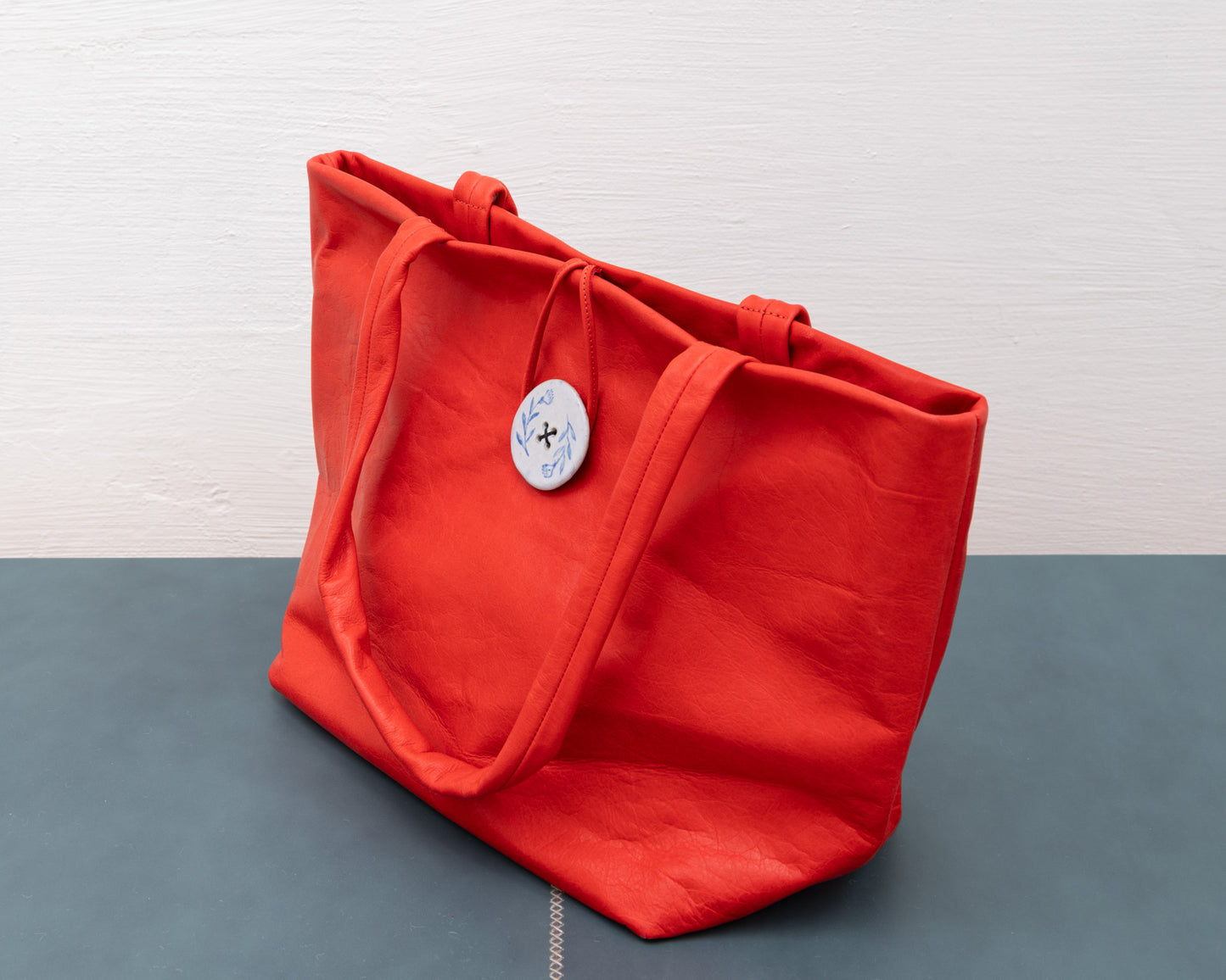 LEATHER PURSE WITH CERAMIC BUTTON (ED. 3/7)
