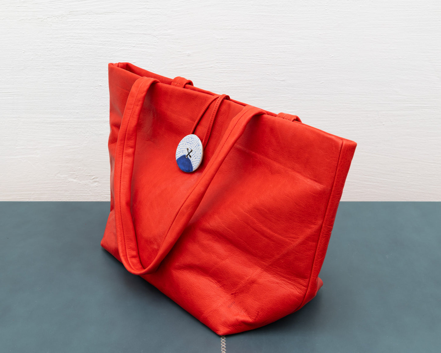 LEATHER PURSE WITH CERAMIC BUTTON (ED. 4/7)
