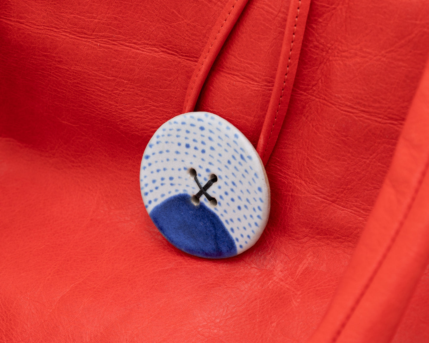 LEATHER PURSE WITH CERAMIC BUTTON (ED. 4/7)