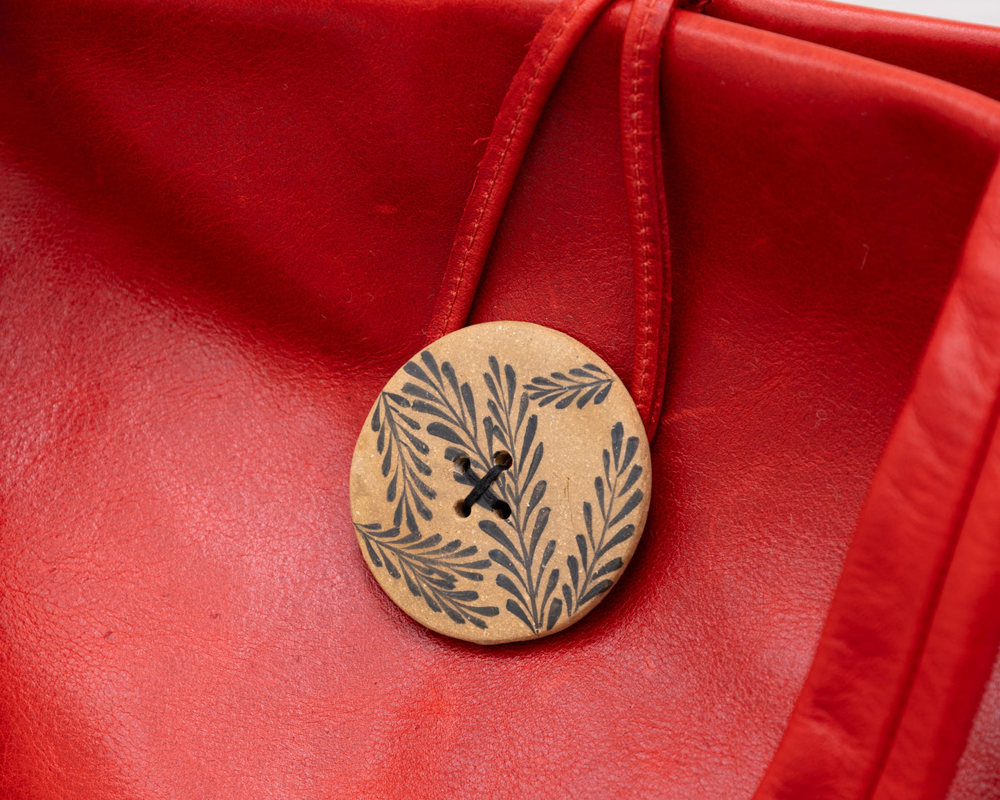 LEATHER PURSE WITH CERAMIC BUTTON (ED. 6/7)