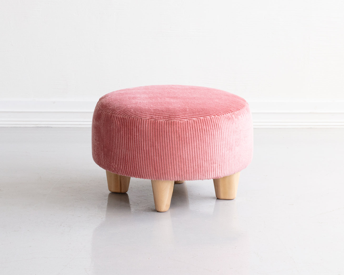 NOBOL ROUND OTTOMAN - 26", BDDW FABRIC #243, NATURAL MAPLE FEET