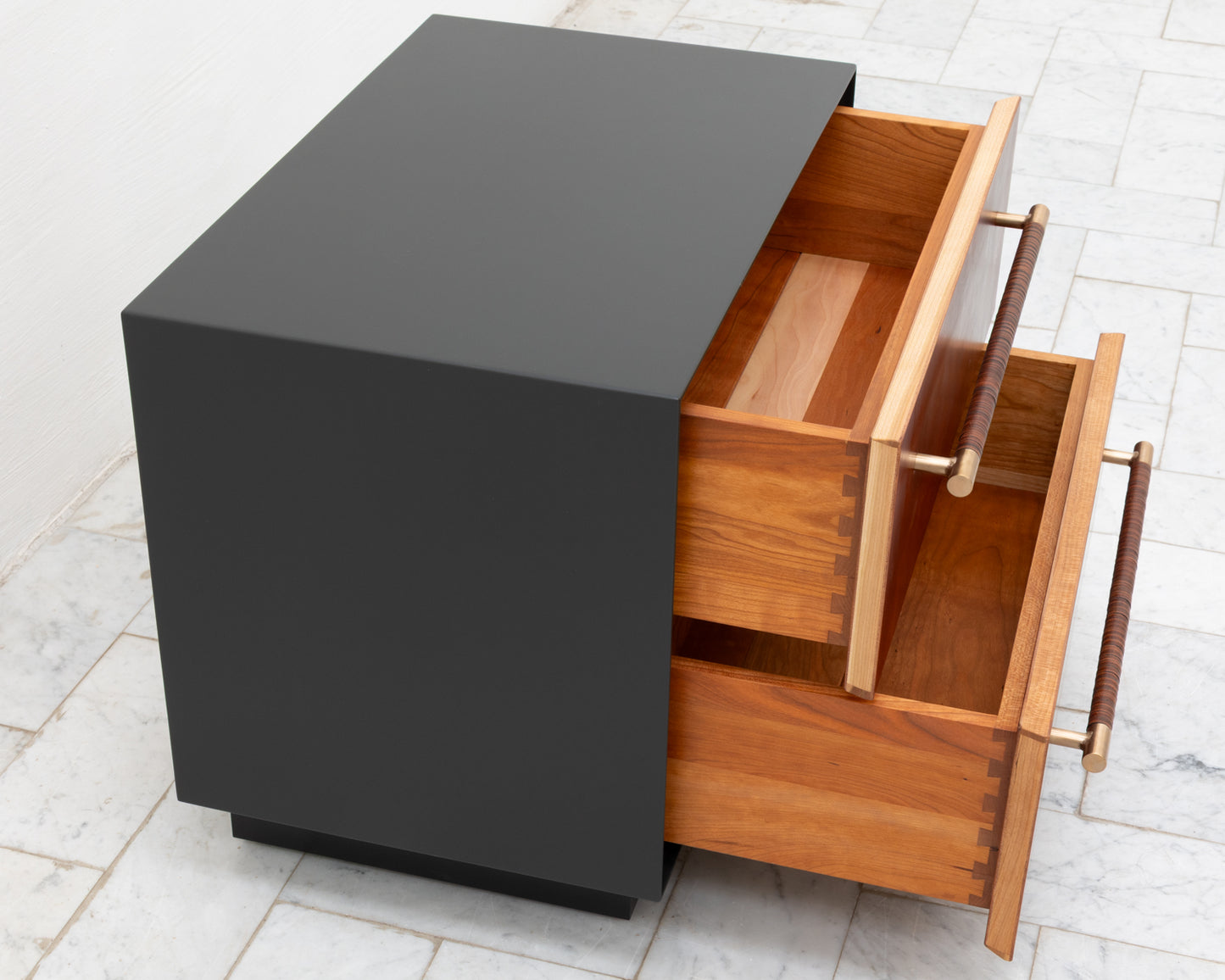 MAPPER SIDE TABLE - 25" L, GRAPHITE LACQUER EXTERIOR, NATURAL MULLED LEATHER FACES