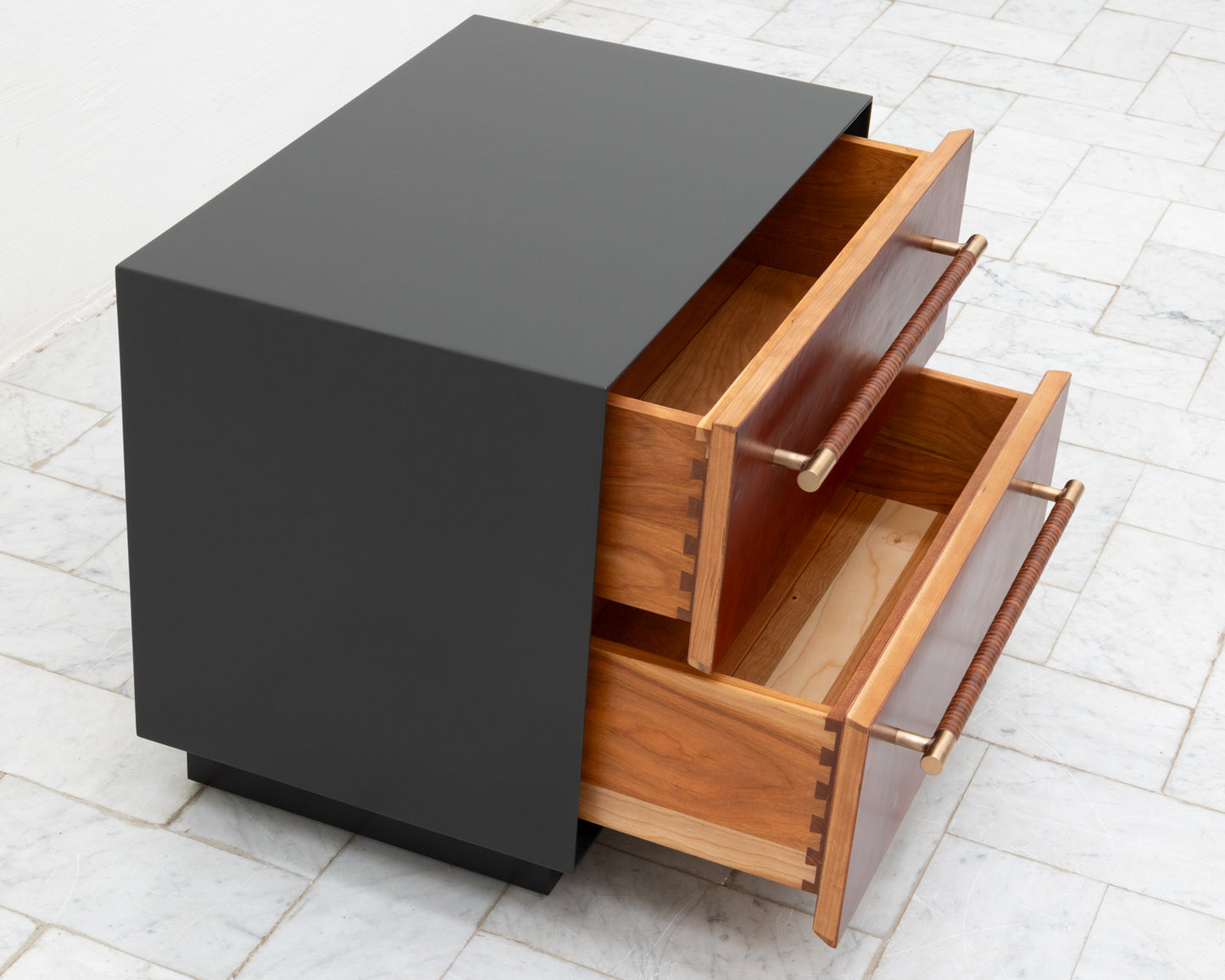 MAPPER SIDE TABLE - 25" L, GRAPHITE LACQUER EXTERIOR, NATURAL MULLED LEATHER FACES