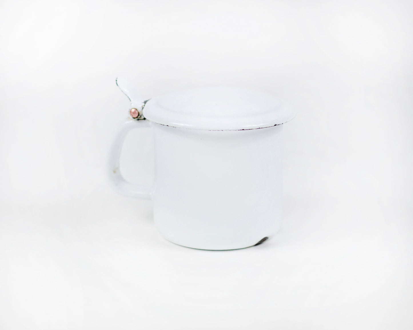 VINTAGE 1950S WHITE ENAMELWARE PERSONAL SPITTOON WITH LID