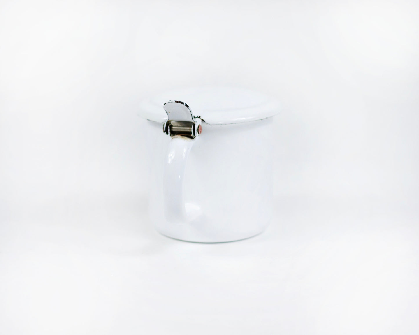 VINTAGE 1950S WHITE ENAMELWARE PERSONAL SPITTOON WITH LID