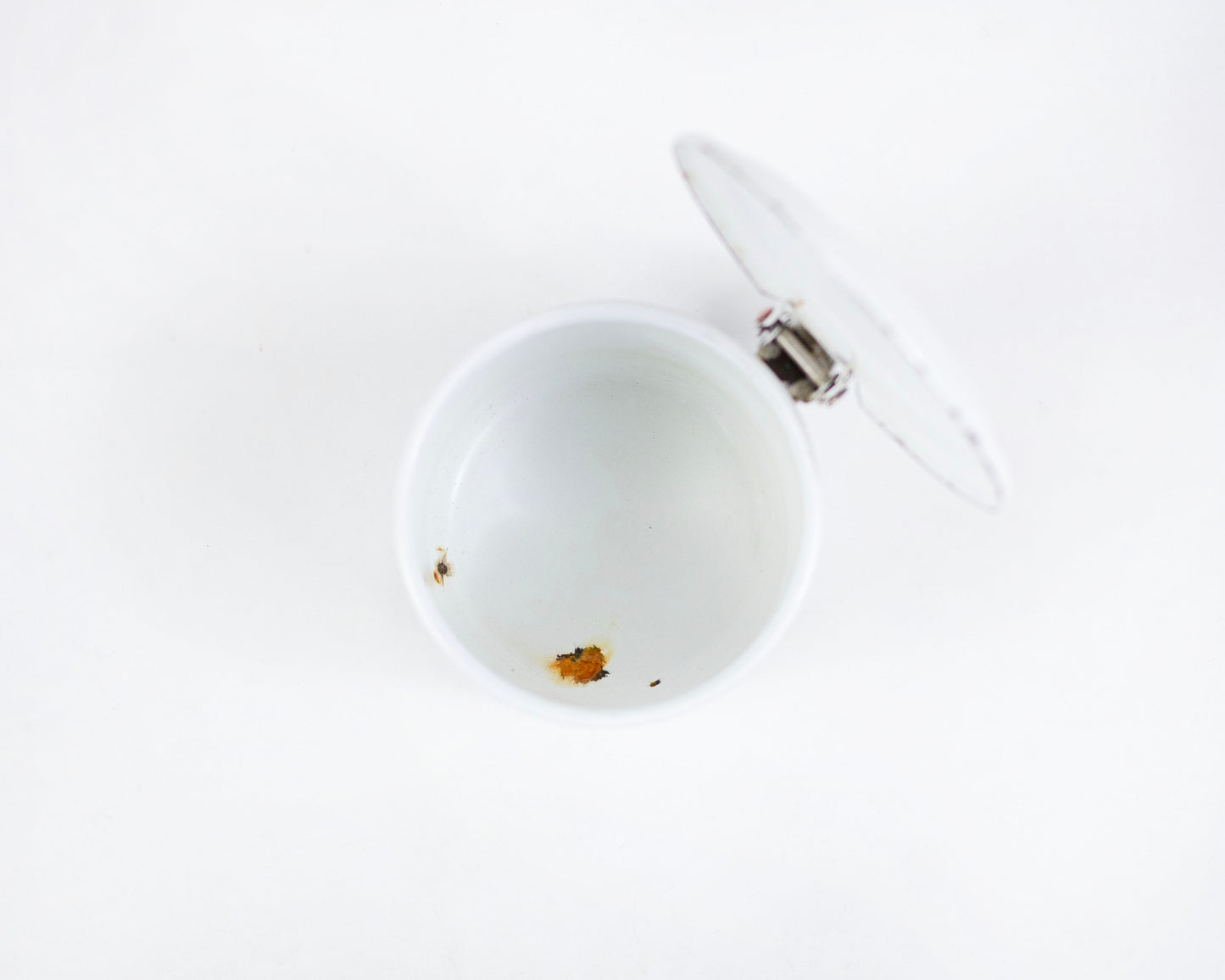 VINTAGE 1950S WHITE ENAMELWARE PERSONAL SPITTOON WITH LID