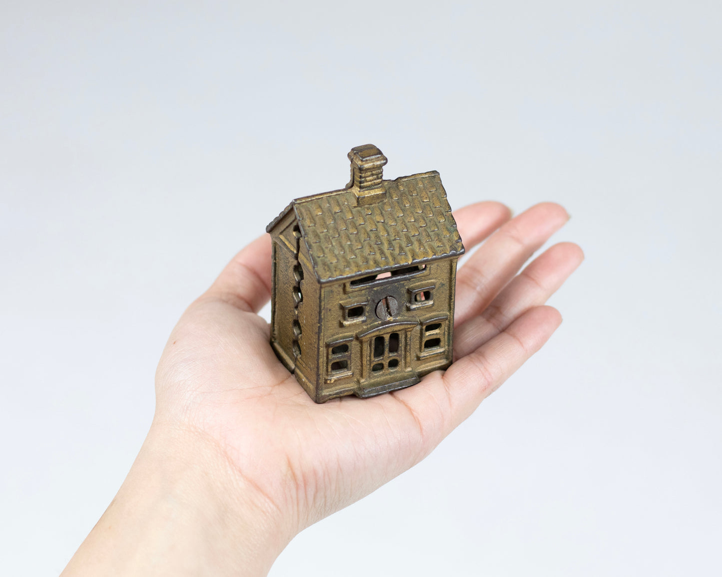 VINTAGE 1930S A.C. WILLIAMS CAST IRON COLONIAL HOME COIN BANK