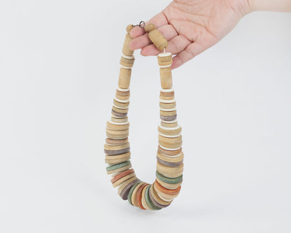 VINTAGE 1970S WOODEN DISC NECKLACE