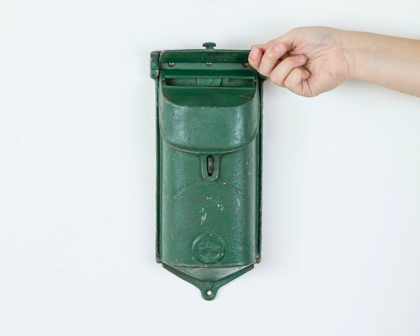 VINTAGE 1920S-30S GRISWOLD CAST IRON MAILBOX