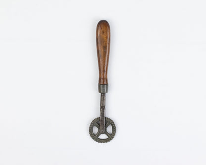 VINTAGE METAL JAGGING WHEEL