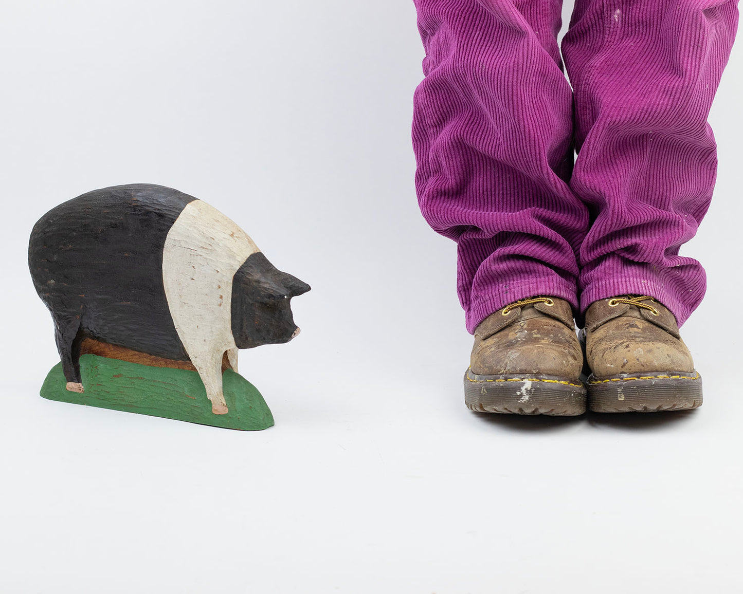 VINTAGE CARVED WOODEN HAMPSHIRE PIG FIGURINE
