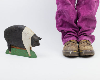 VINTAGE CARVED WOODEN HAMPSHIRE PIG FIGURINE